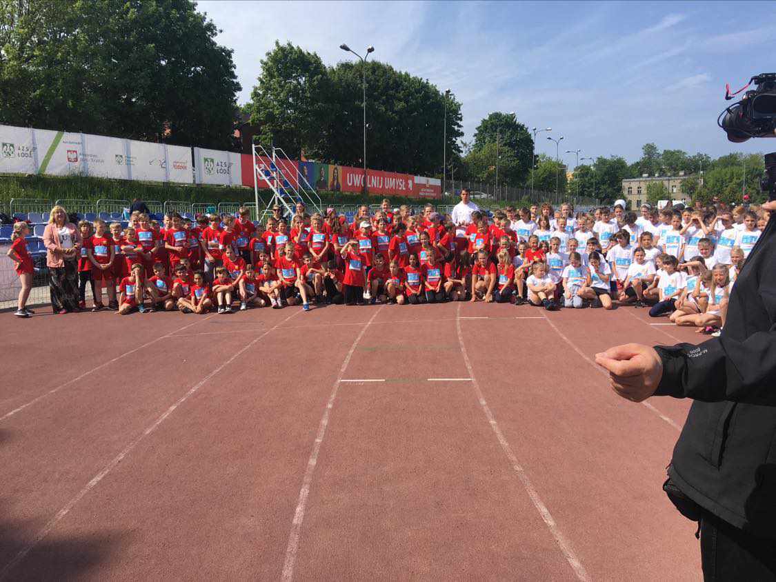 Uczestnicy zawodów na stadionie