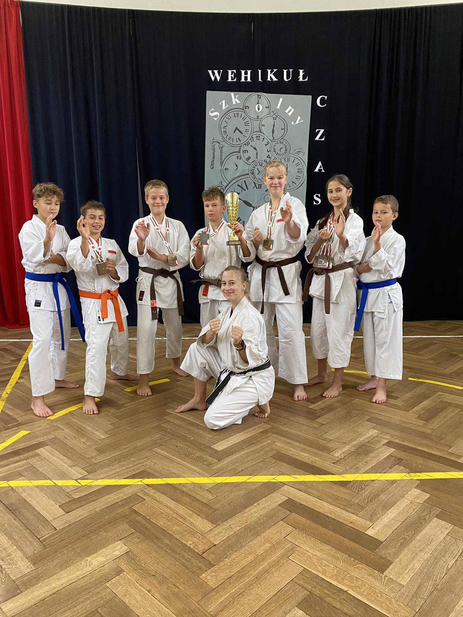 Drużyna karate z trenerką