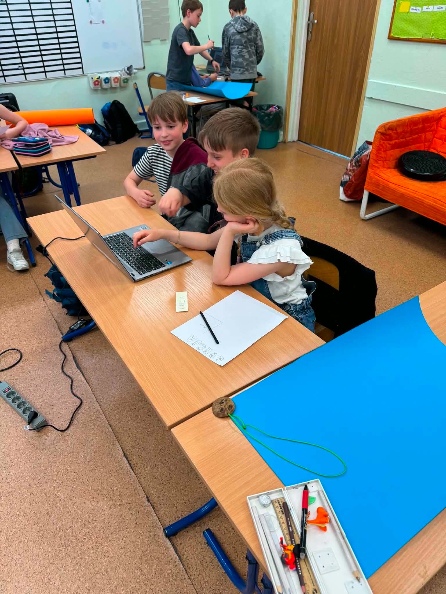 dzieci przy laptopach