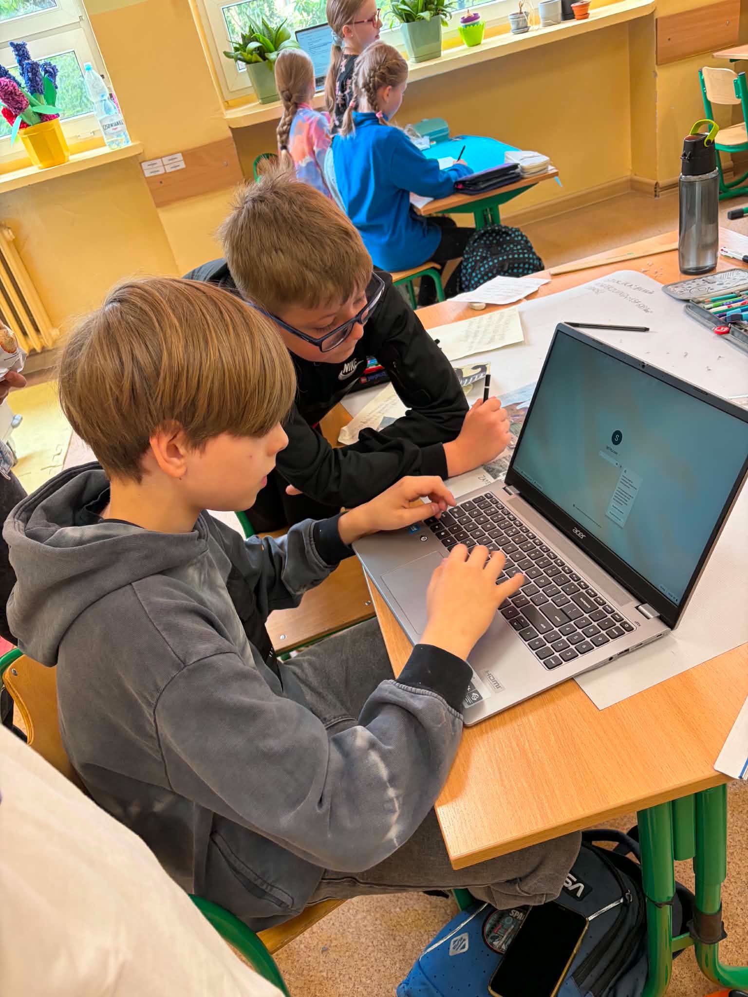 dzieci przy laptopach