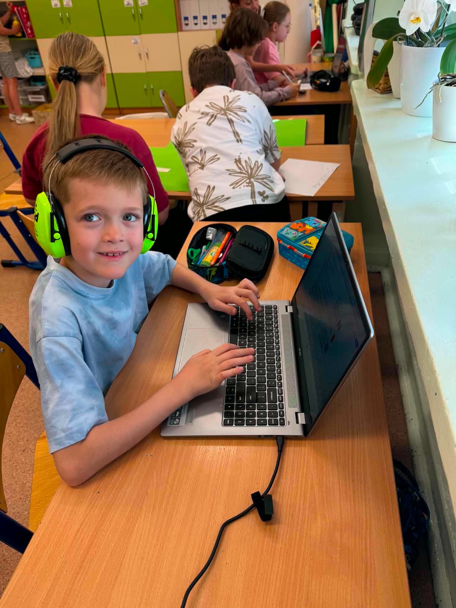 dzieci przy laptopach