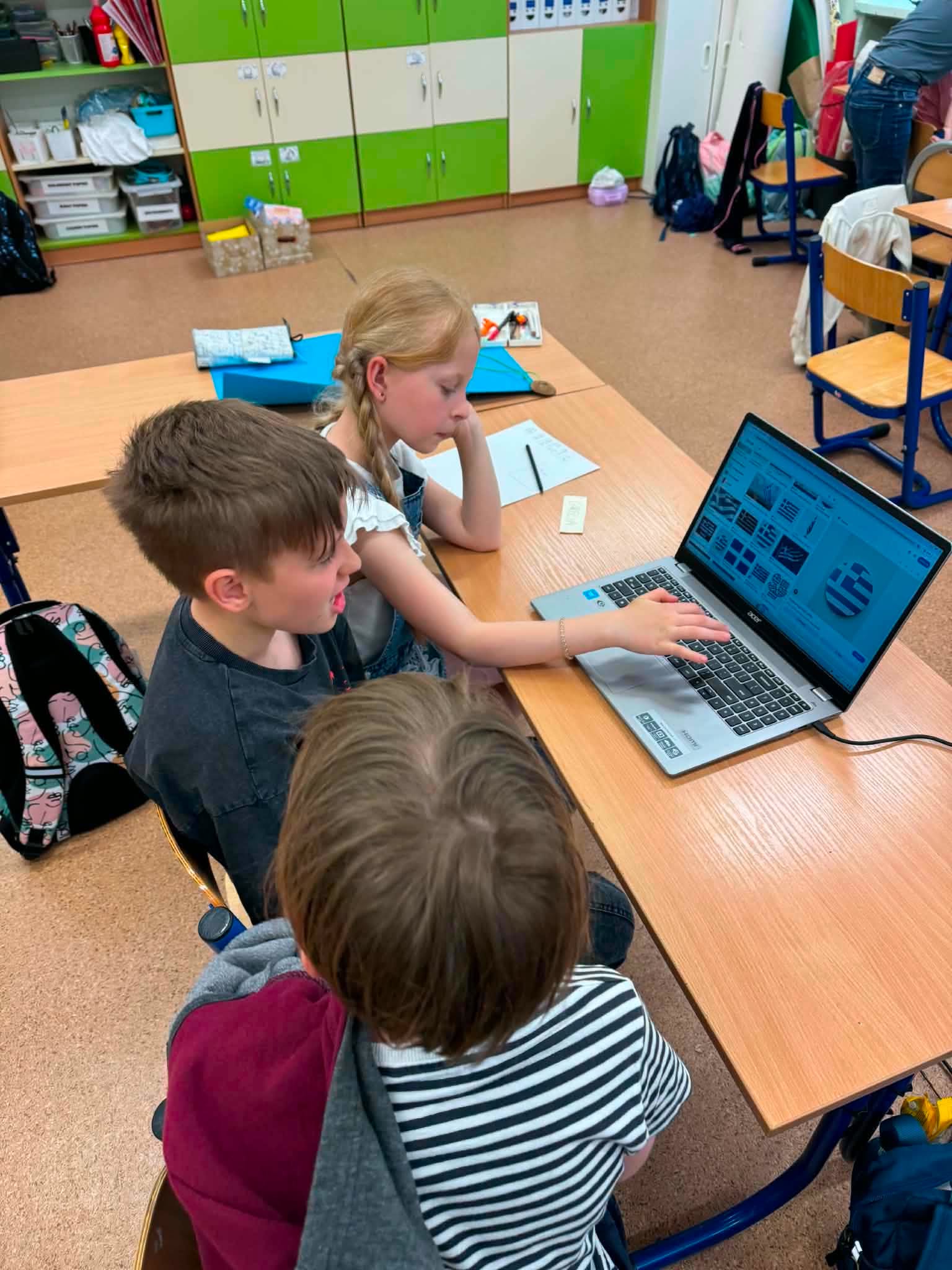 dzieci przy laptopach