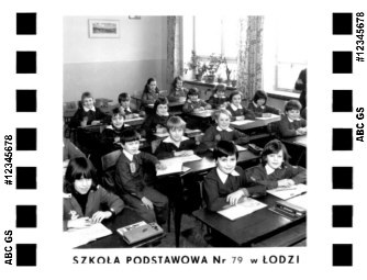 historyczne zdjęcie z dziećmi w ławce szkolnej