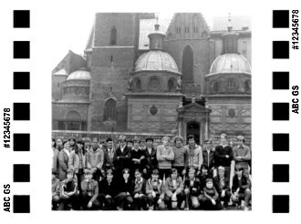 historyczne zdjęcie, grupa uczniów na wycieczce szkolnej