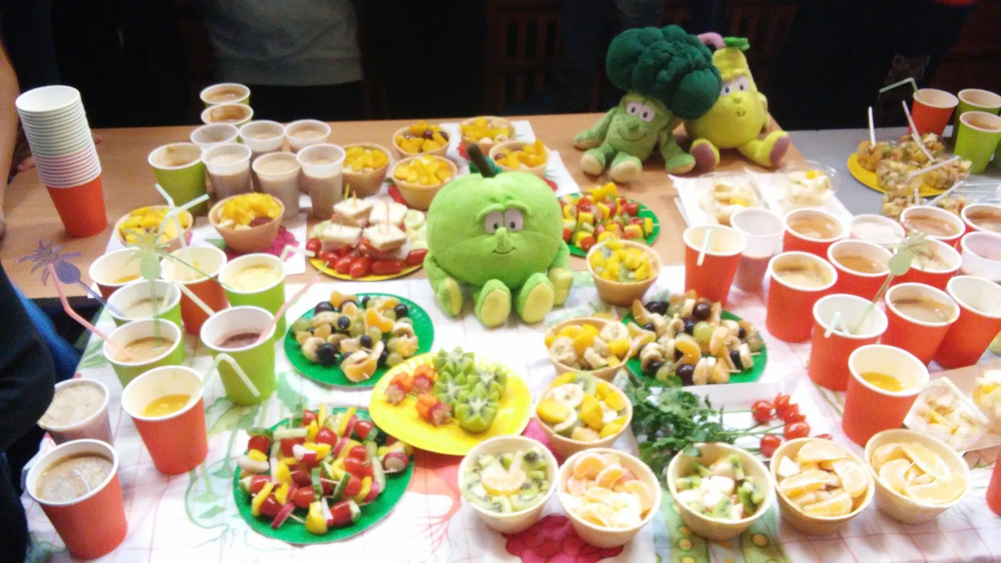 stół ze zdrowym posiłkiem - warzywa, owoce itp.