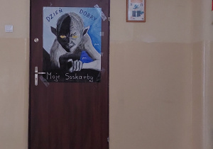 Drzwi sali szkolnej z plakatem przedstawiającym Golluma