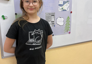 uczennica prezentuje plakat o parku narodowym