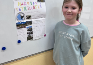 uczennica prezentuje plakat o Tatrzańskim Parku Narodowym
