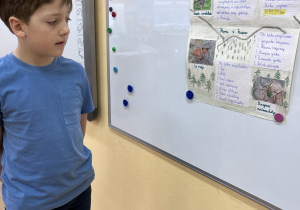 uczeń prezentuje plakat o Białogórskim Parku Narodowym