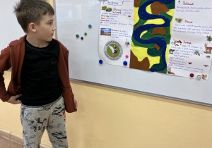 uczeń prezentuje plakat o Parku Narodowym