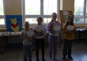 uczennice z dyplomami