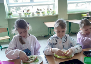 uczennice przygotowują poczęstunek