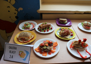 stół z kanapkami klasy 2a