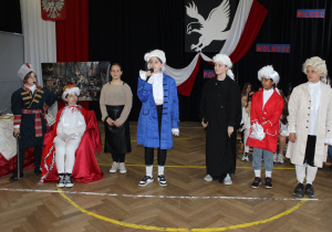 uczniowie klas starszych w czasie przedstawienia