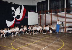 uczniowie klas młodszych w czasie apelu
