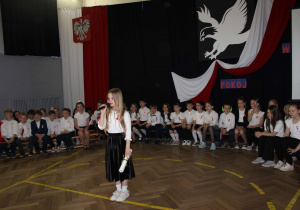 uczennca klasy drugiej recytuje