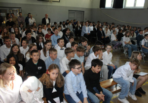 uczniowie i nauczyciele na sali