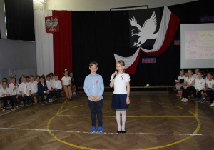 uczeń i uczennica klas młodszych recytują wiersz