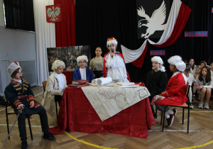 uczniowie klas starszych w czasie przedstawienia
