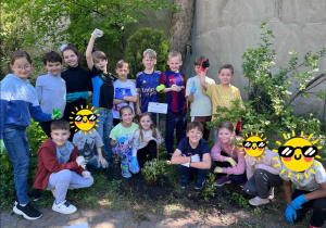 uczniowie klasy 2c przy zasadzonych roślinach