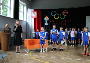 Uczniowie klasy 4a z wychowawczynią i panią dyrektor