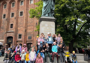 Uczniowie klas 2 pod pomnikiem Mikołaja Kopernika