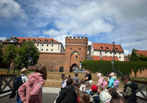 uczniowie zwiedzają zabytki Torunia