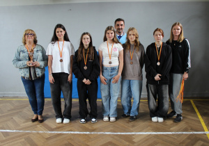 Uczennice klas 7 i 8 z medalami za osiągnięcia sportowe