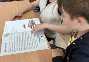 uczniowie klasy 2c z klasową książką kucharską