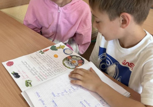 uczniowie klasy 2c z klasową książką kucharską