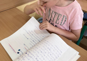 uczennica klasy 2c z klasową książką kucharską