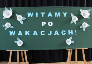 Tablica z napisem witamy po wakacjach