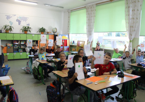 uczniowie klasy 3a prezentują swoje prace