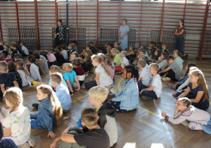 uczniowie klas młodszych podczas apelu
