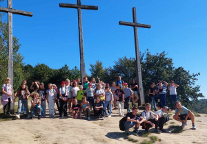 grupa uczniów na Górze Trzech Krzyży w Kazimierzu Dolnym