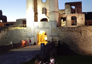 wieczorne zwiedzanie ruin zamku Krzyżtopór przy świetle pochodni