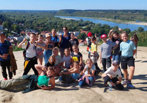 grupa uczniów na Górze Trzech Krzyży w Kazimierzu Dolnym