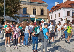 uczniowie na rynku w Sandomierzu