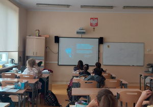 klasa 5b ogląda prezentację o dysleksji