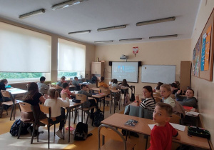 klasa 5a ogląda prezentację o dysleksji