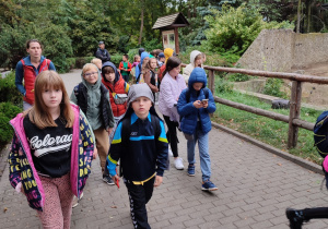 uczestnicy wycieczki w ogrodzie zoologicznym