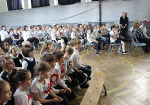 uczniowie zgromadzeni w sali gimnastycznej podczas apelu