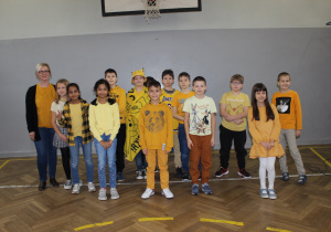 klasa 4b ubrana na żółto