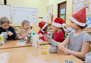 uczniowie klasy 1c robią ozdoby świąteczne