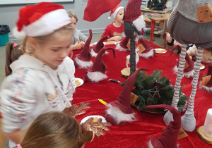 uczniowie klasy 1b ozdabiają pierniki świąteczne