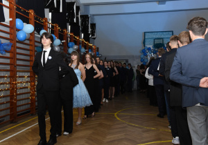 Uczniowie tańczą na sali poloneza