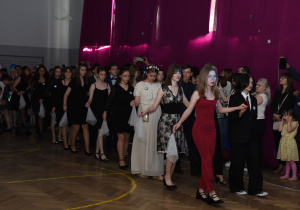 Uczniowie tańczą na sali poloneza