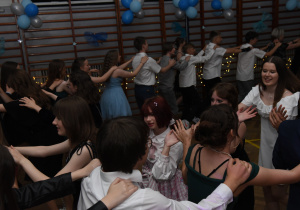 Uczniowie tańczą na sali