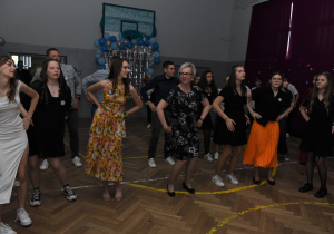 Nauczyciele tańczą z uczniami