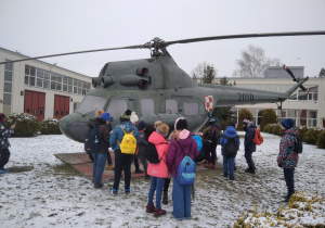 uczniowie oglądają zabytkowy helikopter